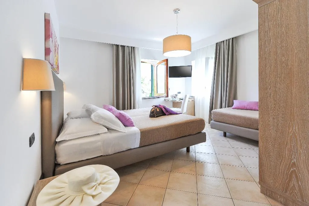 TRIPLE GARDEN VIEW Room, Relais Francesca, Naples