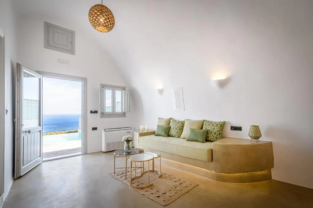SUITE SUPERIOR WITH PRIVATE POOL Room, Siete Mares Luxury Suites, Santorini