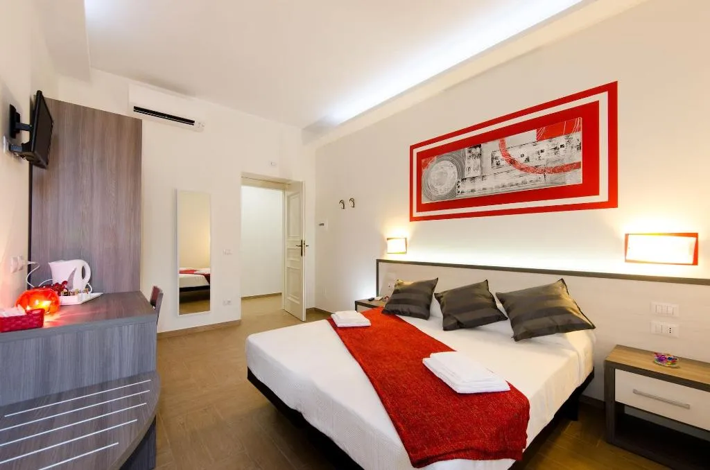 Room, Gemme Di Roma, Naples