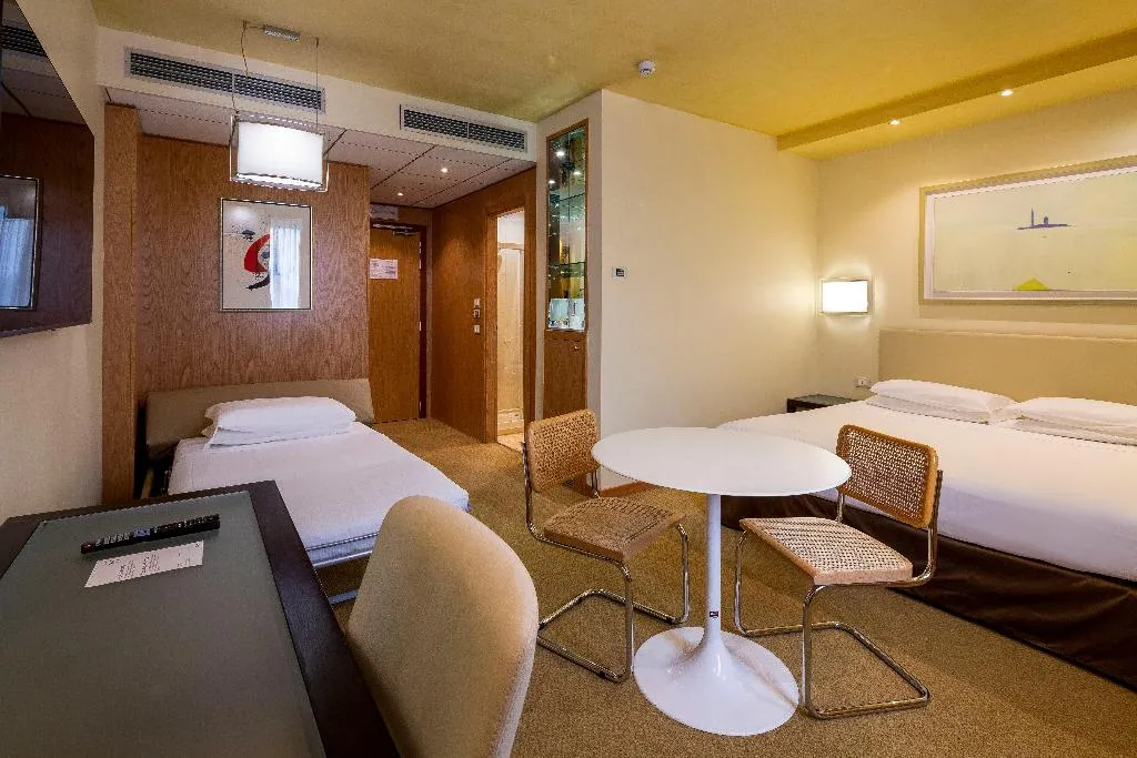 DOUBLE PREMIUM KING BED Room, Crowne Plaza Padova, Venice