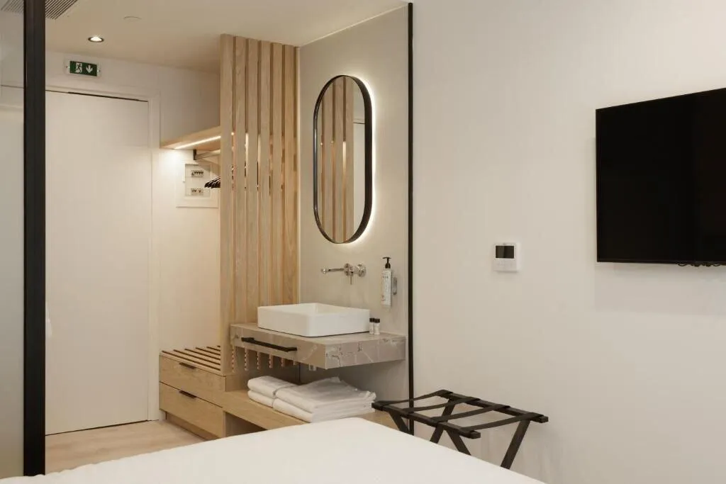DOUBLE DELUXE QUEEN BED Room, Hilton Garden Inn Athens Syggrou Avenue, Athens