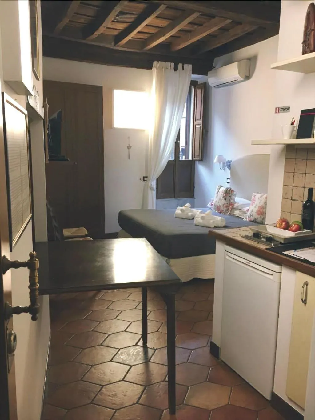Room, Pettinary Village, Rome