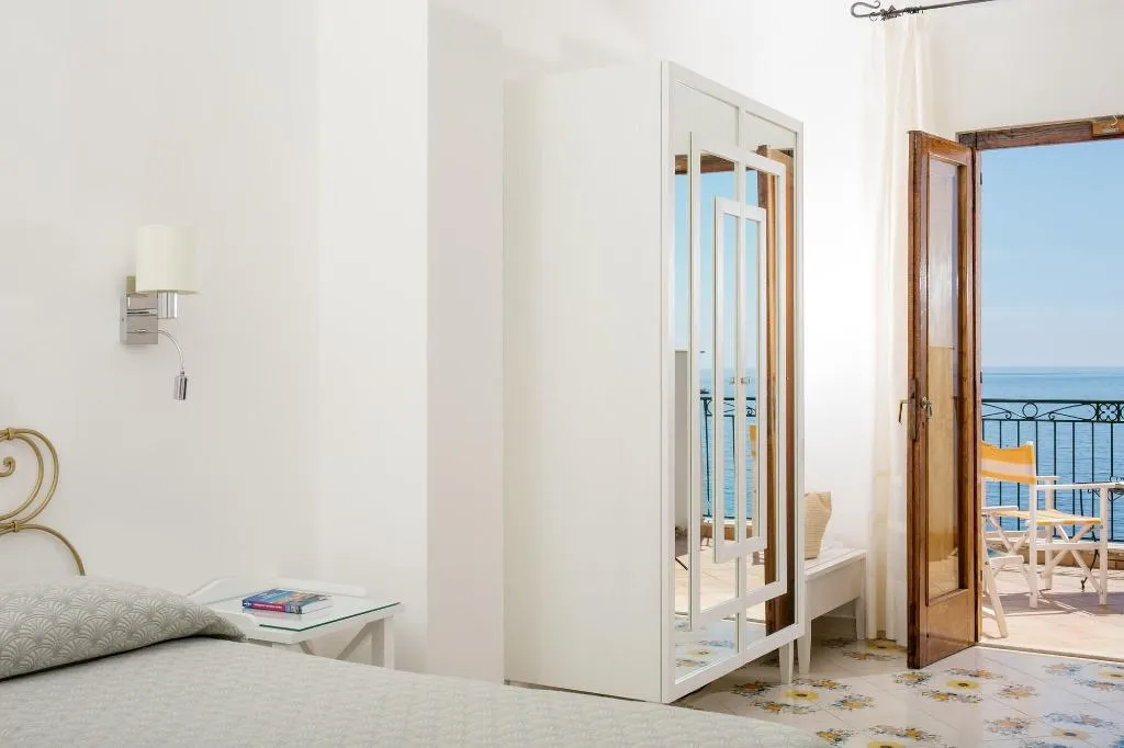 Room, Pupetto, Naples