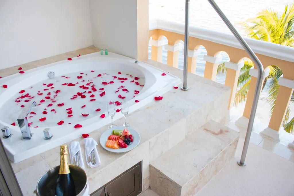 JUNIOR SUITE WITH JACUZZI Room, All Ritmo Cancun Resort & Water Park, Cancun Area
