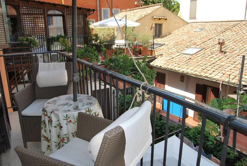 Room, Pettinary Village, Rome