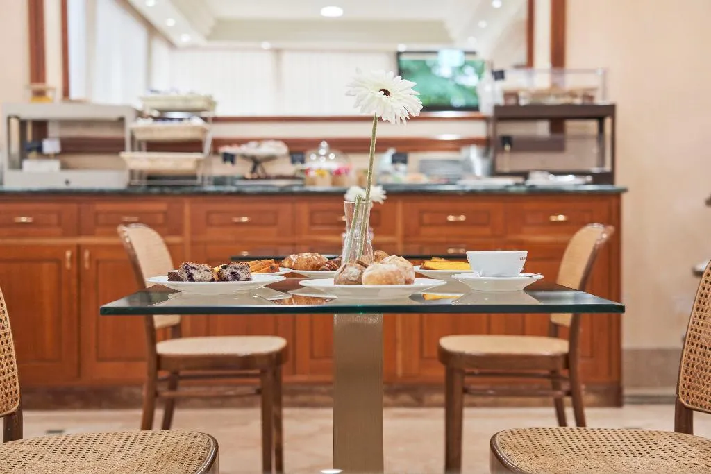 Bar, Cyrano, Milan