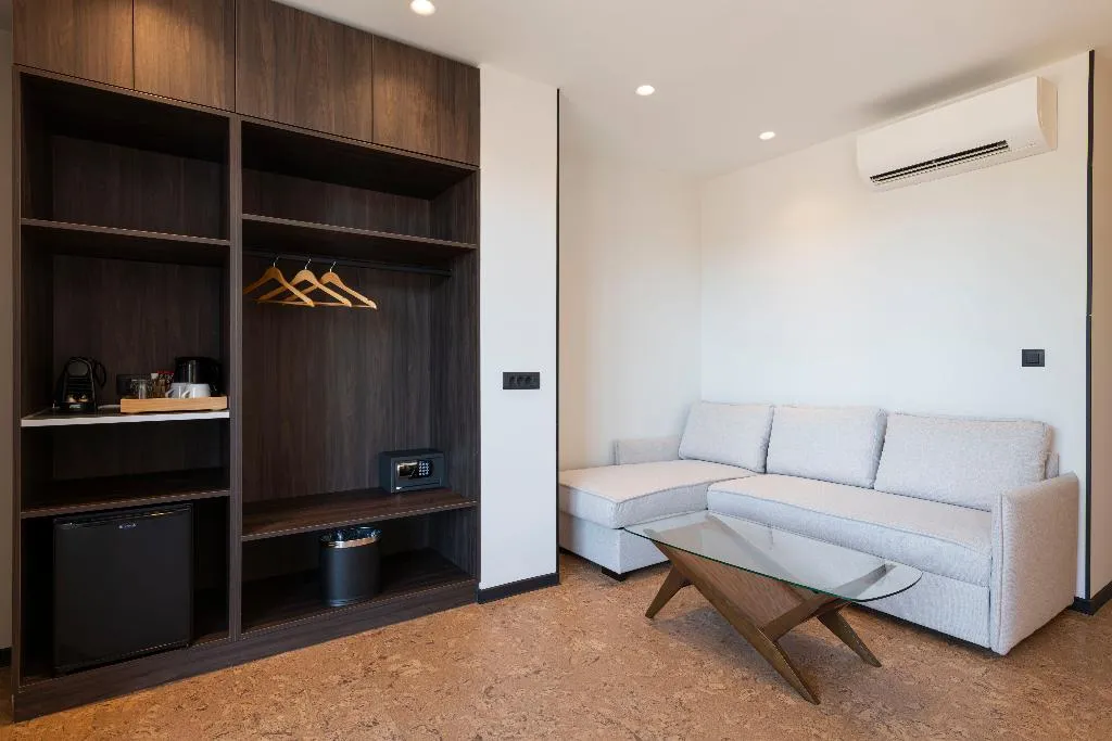 DOUBLE DELUXE QUEEN BED Room, Parea, Athens