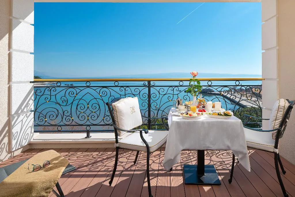 FAMILY ROOM SEA VIEW WITH TERRACE Room, Hotel Villa Harmony, Split