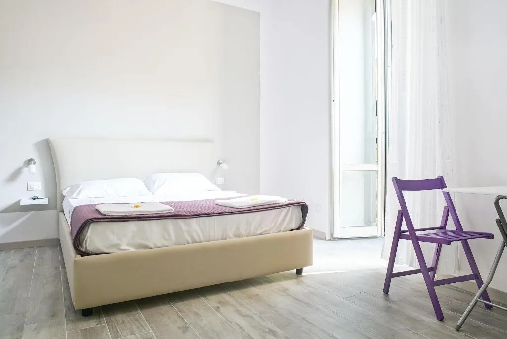 Room, B&B Università, Naples