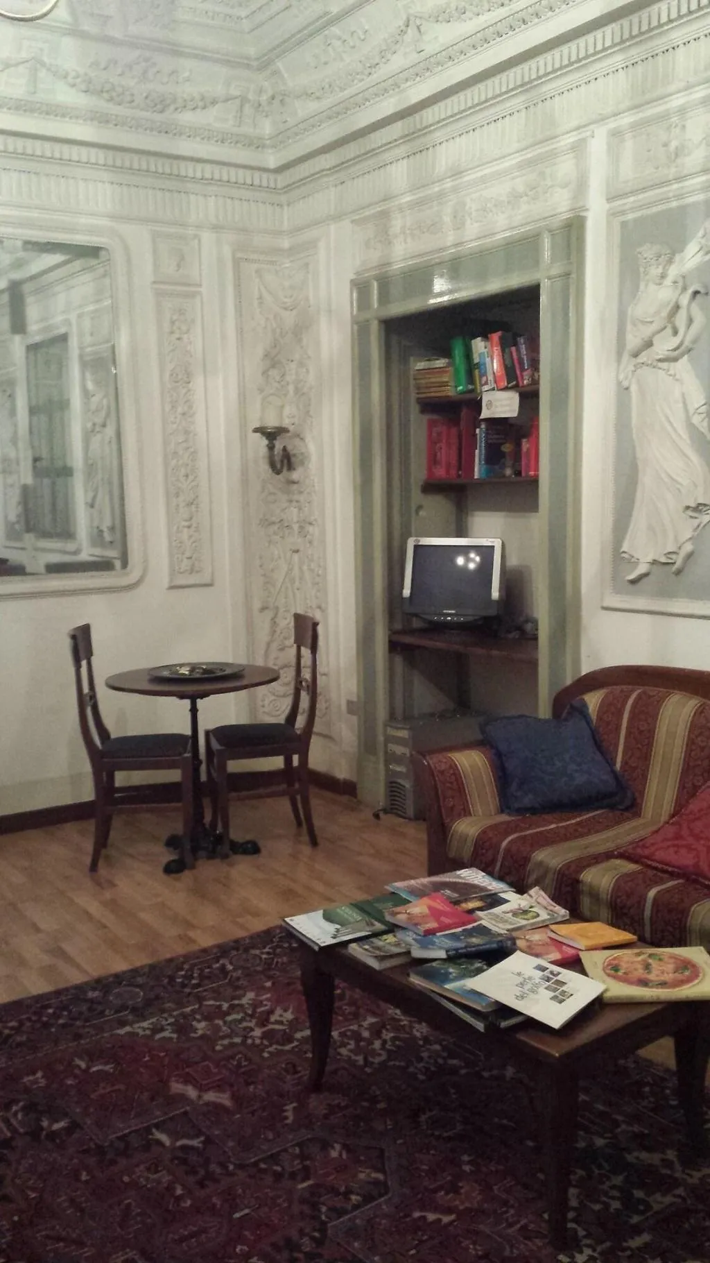 Room, Miseria e Nobiltà, Naples