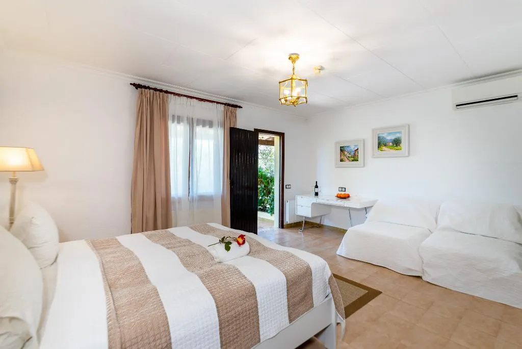 FAMILY ROOM WITH TERRACE Room, Hotel Rural Predio Son Serra, Majorca