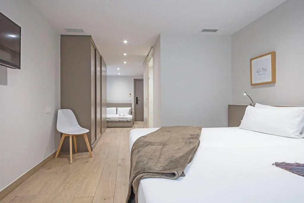 TRIPLE WITH TERRACE Room, Bcn Montjuic, Barcelona
