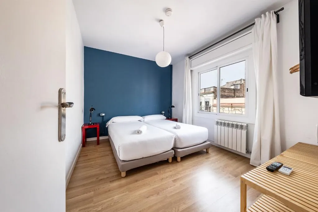 APARTMENT CAPACITY 5 THREE BEDROOM Room, Ainb Barcelona Sants Apartments, Barcelona