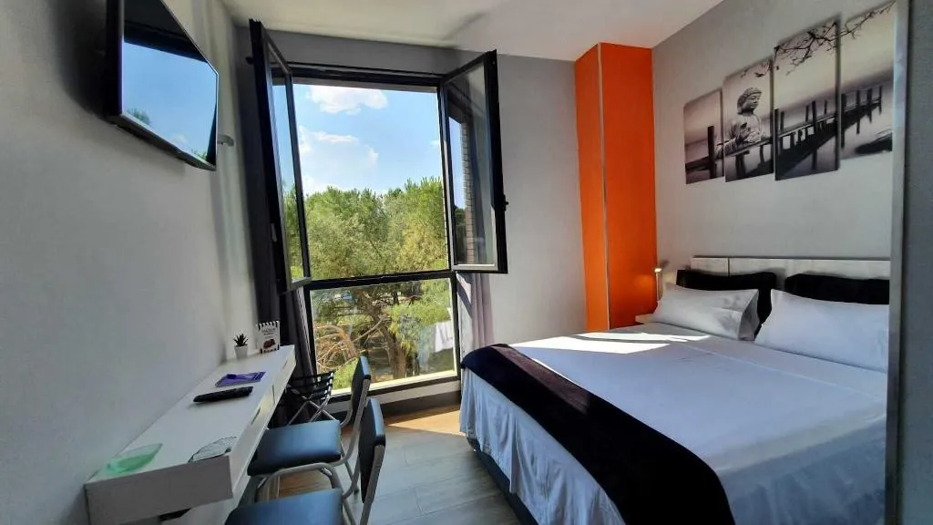 Room, H La Cabaña, Madrid