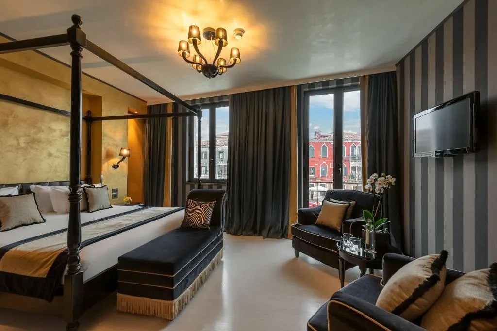 SUITE CANAL VIEW Room, Carnival Palace, Venice