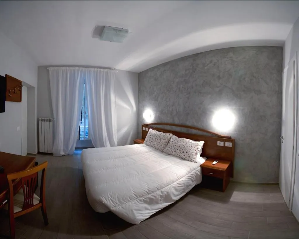 Room, A Casa Nostra, Naples