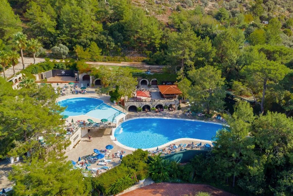 Pool, Montana Pine, Dalaman