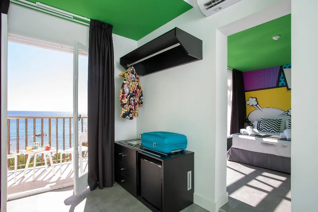 FAMILY ROOM CAPACITY 7 Room, Casual Pop Art Benidorm, Costa Blanca