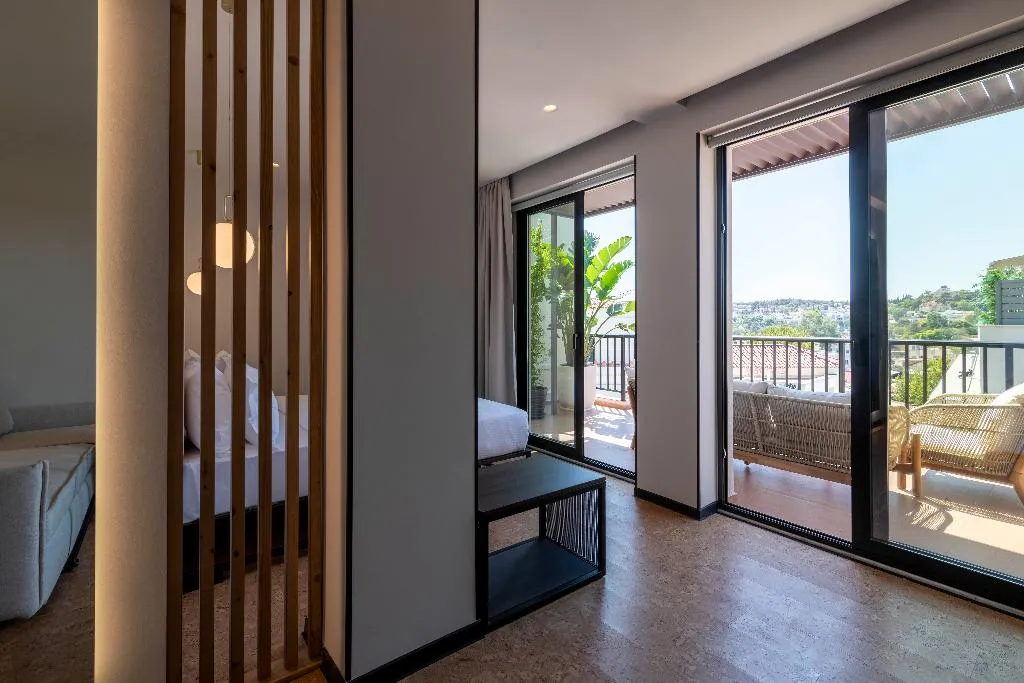 DOUBLE DELUXE QUEEN BED Room, Parea, Athens