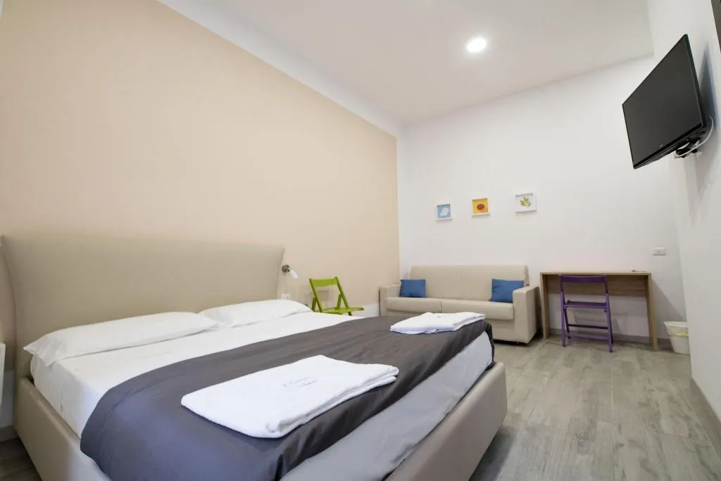 Room, B&B Università, Naples