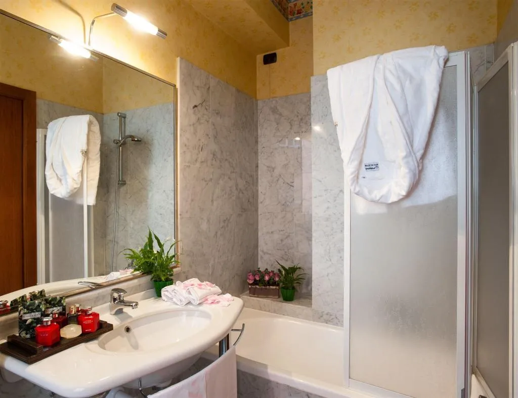 QUADRUPLE CLASSIC DOUBLE BED Room, Lombardia Milano, Milan