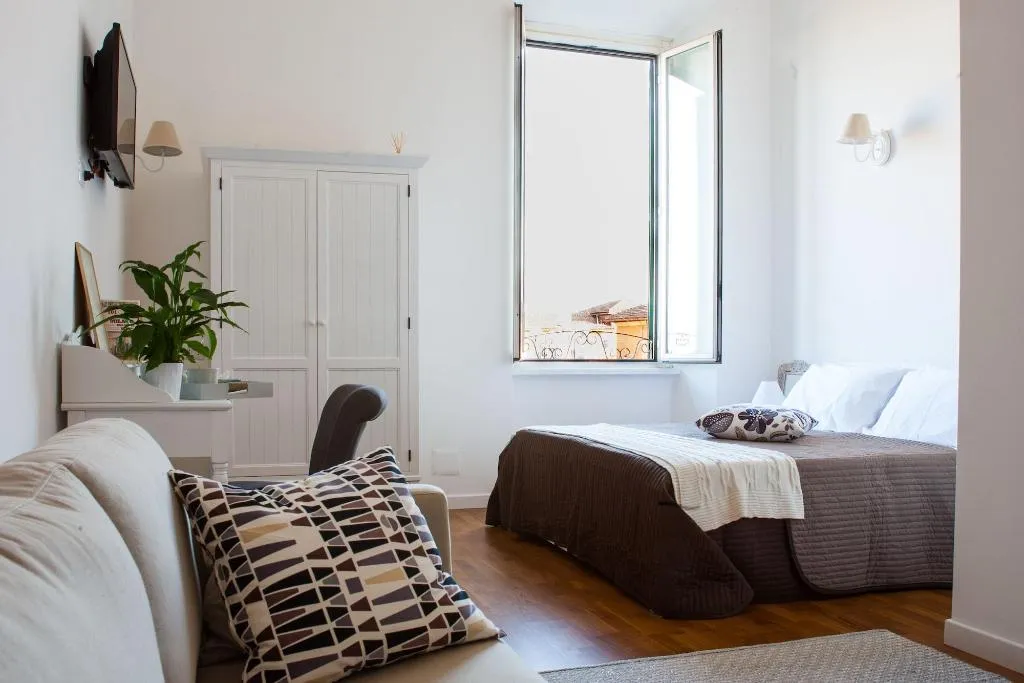 Room, Urban Pine Rooms, Naples