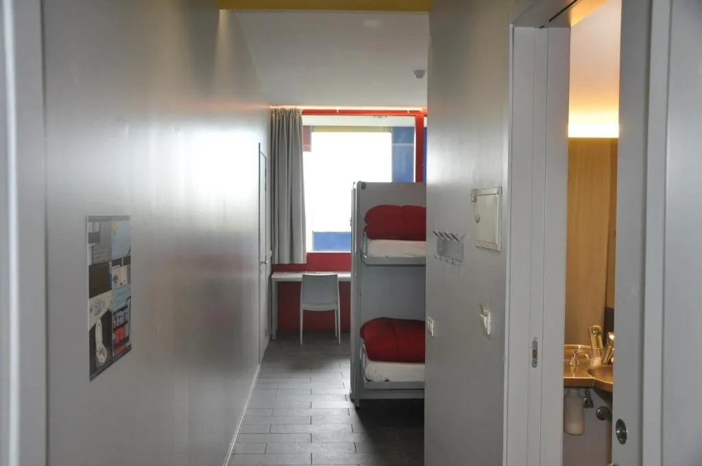 FAMILY ROOM CAPACITY 6 Room, Centre Esplai Hostel, Barcelona