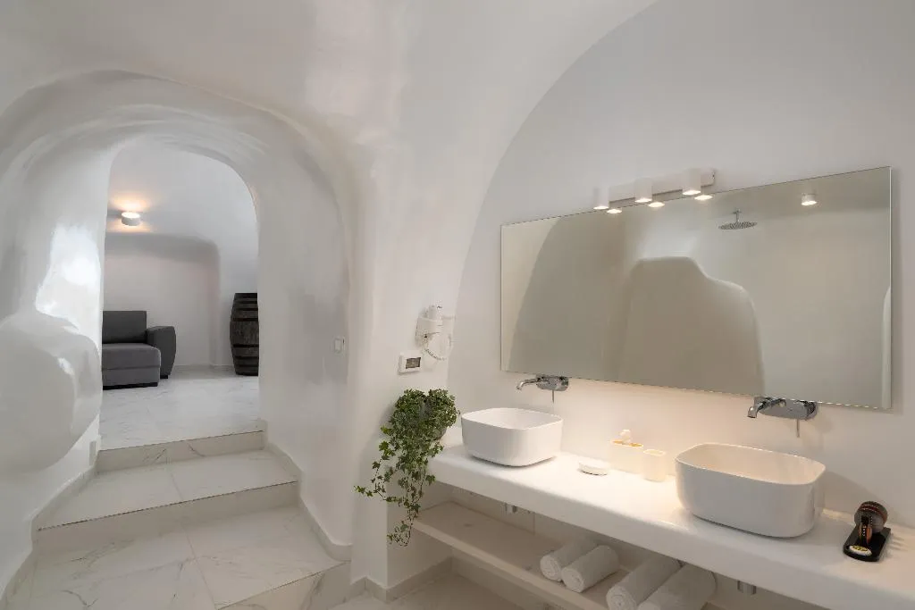 SUITE CAPACITY 5 ONE BEDROOM Room, White Concept Caves, Santorini
