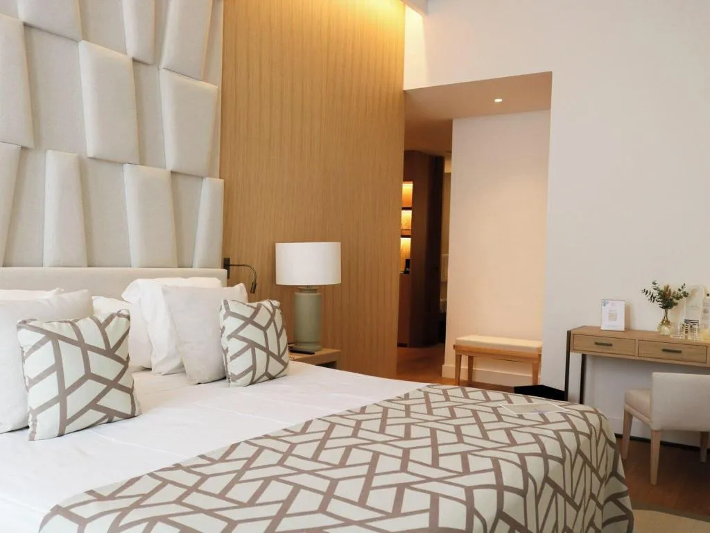 TRIPLE DELUXE QUEEN BED Room, Hospes Palau de la Mar Valencia, Valencia