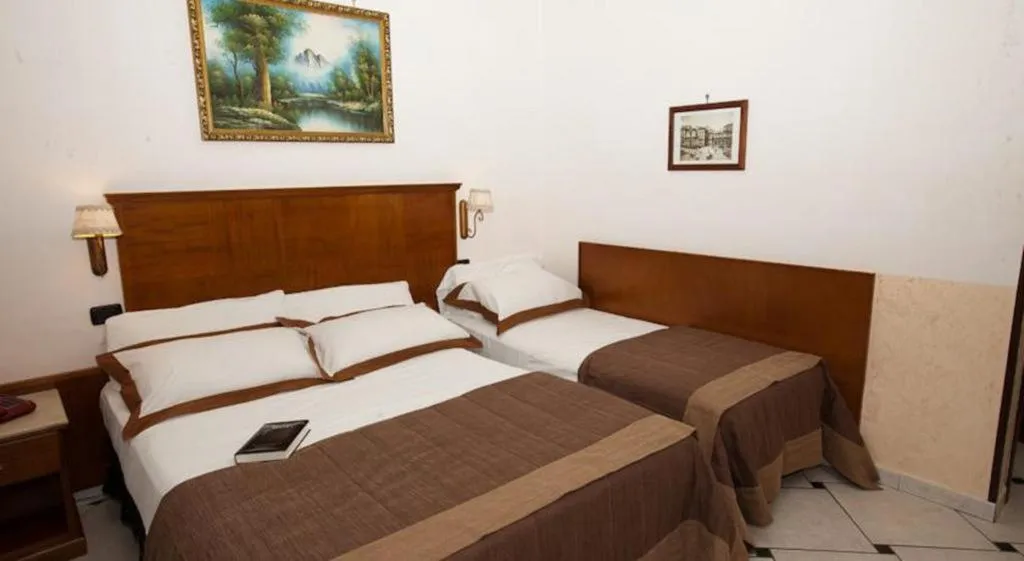 QUADRUPLE STANDARD Room, Garibaldi, Naples