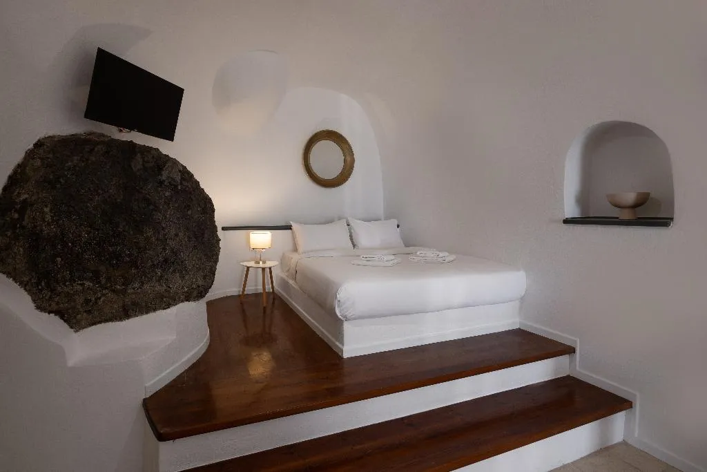 SUITE WITH JACUZZI WITH VIEWS Room, Nevma Suites, Santorini