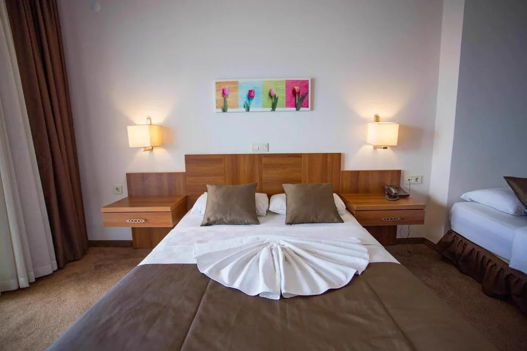 Room, Melis, Izmir