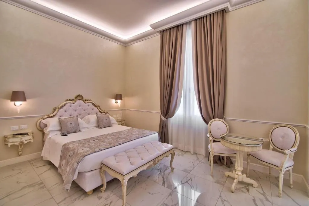 JUNIOR SUITE QUEEN SIZE BED Room, The Moon Boutique Hotel, Florence