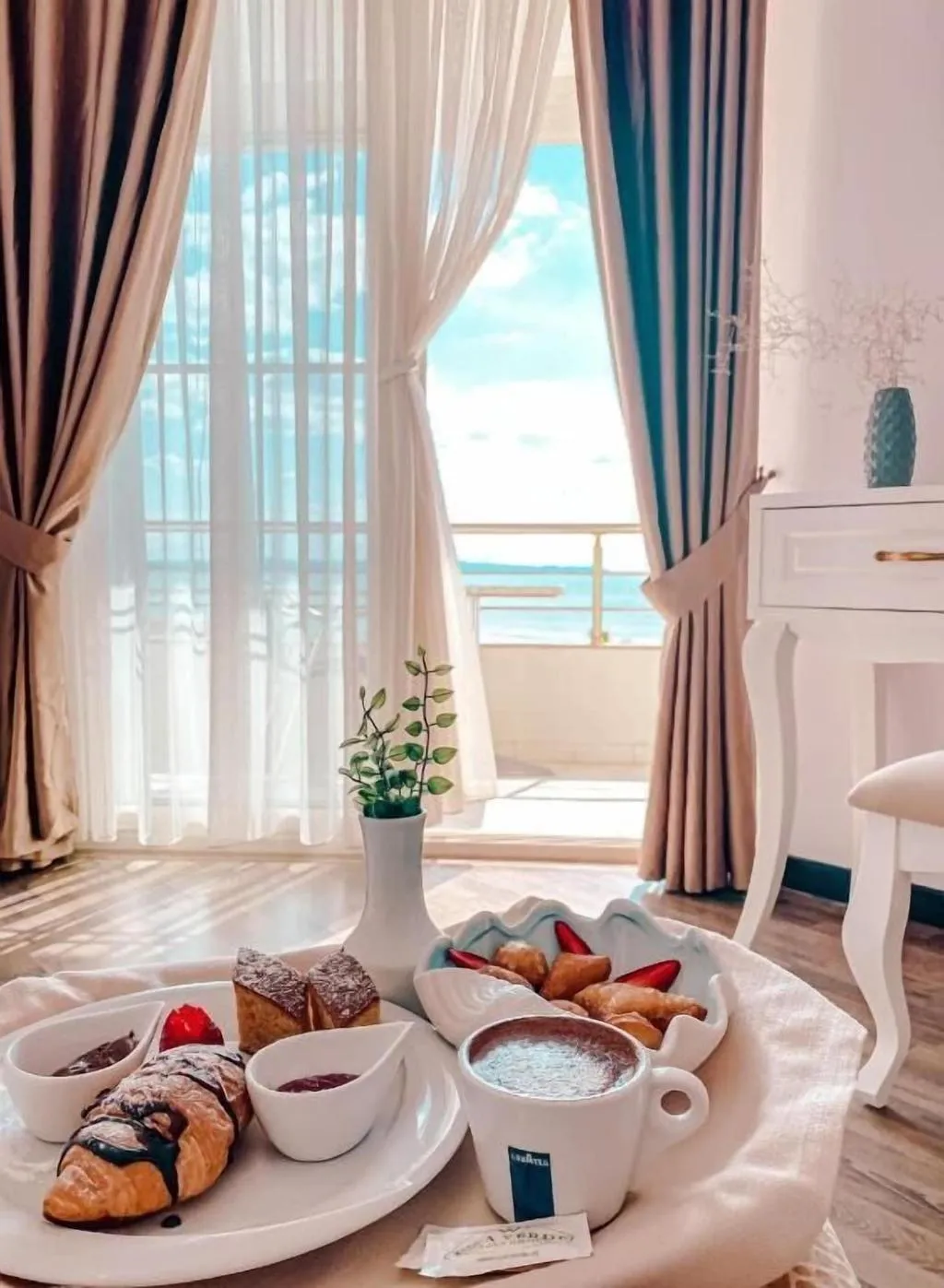 Room, Hotel Majestic, Durres