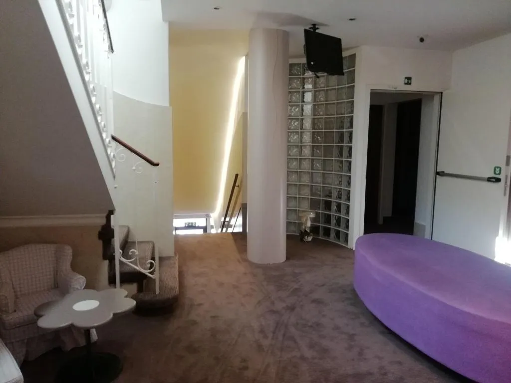 Lobby, Roberta, Venice