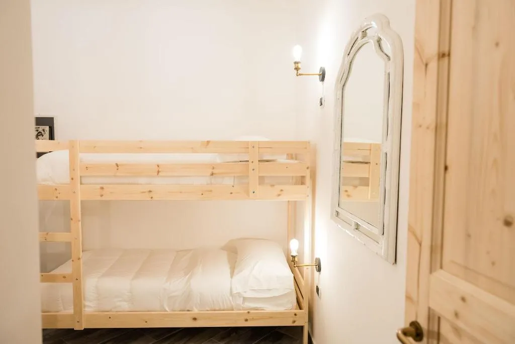 Room, Palazzo San Vincenzo, Naples