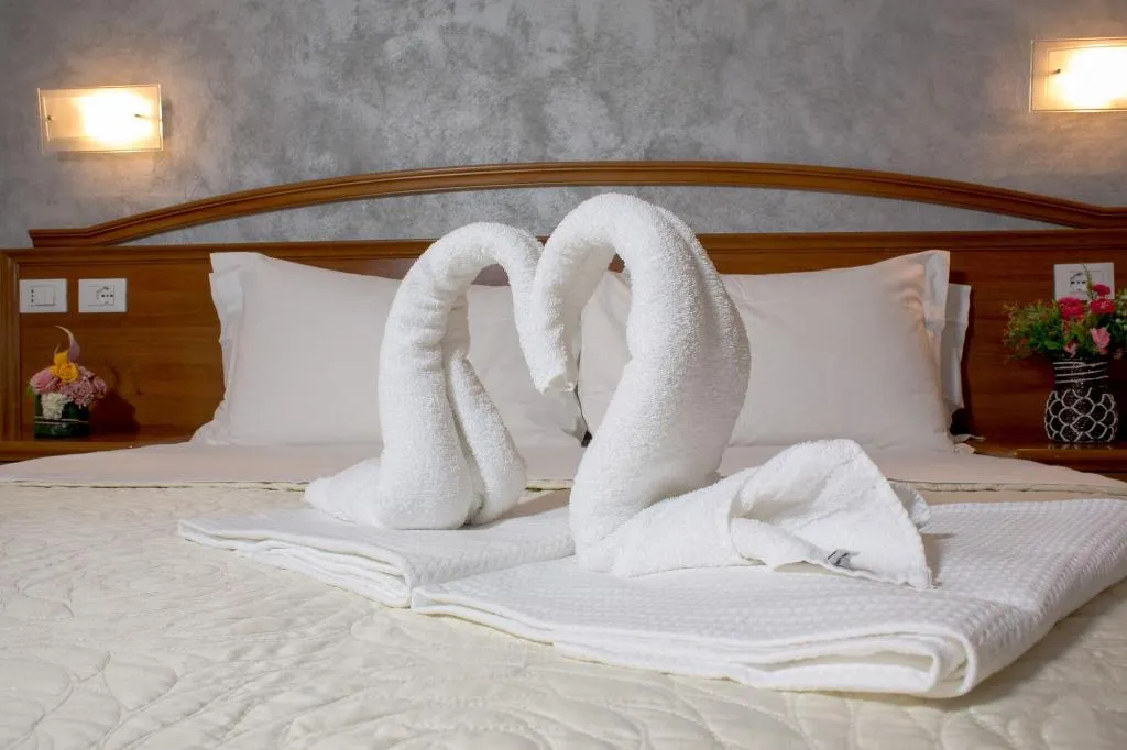 Room, A Casa Nostra, Naples