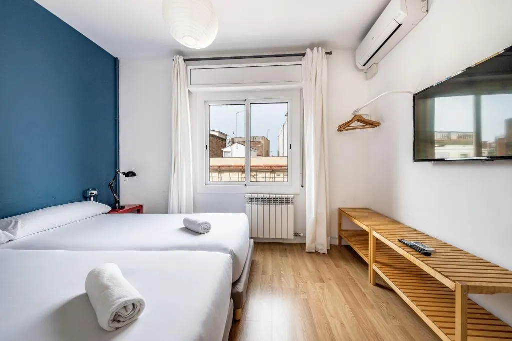 APARTMENT CAPACITY 5 THREE BEDROOM Room, Ainb Barcelona Sants Apartments, Barcelona