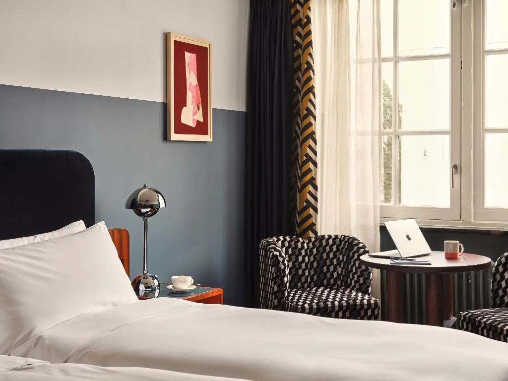 TWIN STANDARD Room, The Hoxton Lloyd Amsterdam, Amsterdam