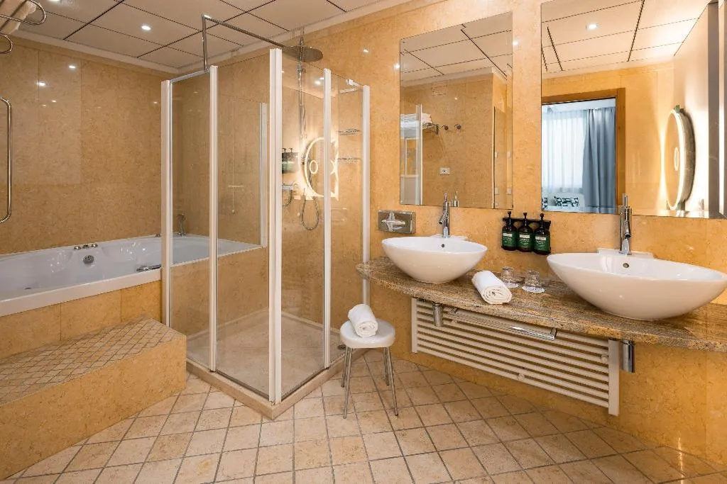 JUNIOR SUITE KING SIZE BED Room, Crowne Plaza Padova, Venice