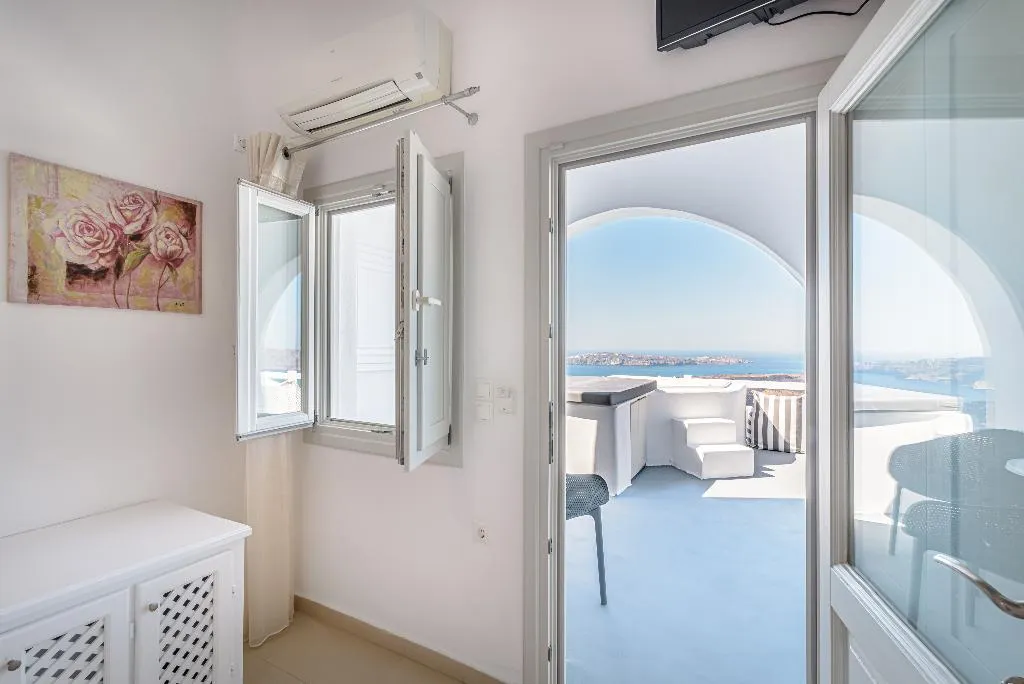 JUNIOR SUITE WITH JACUZZI Room, Avianto Luxury Suites, Santorini