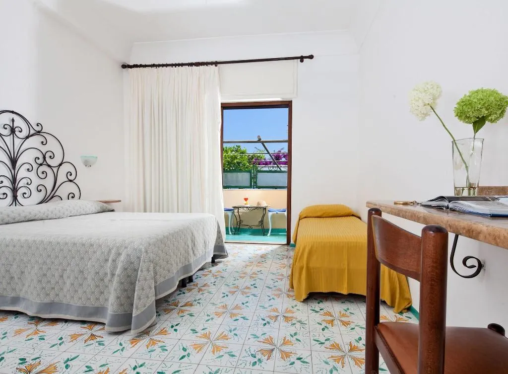 Room, Pupetto, Naples