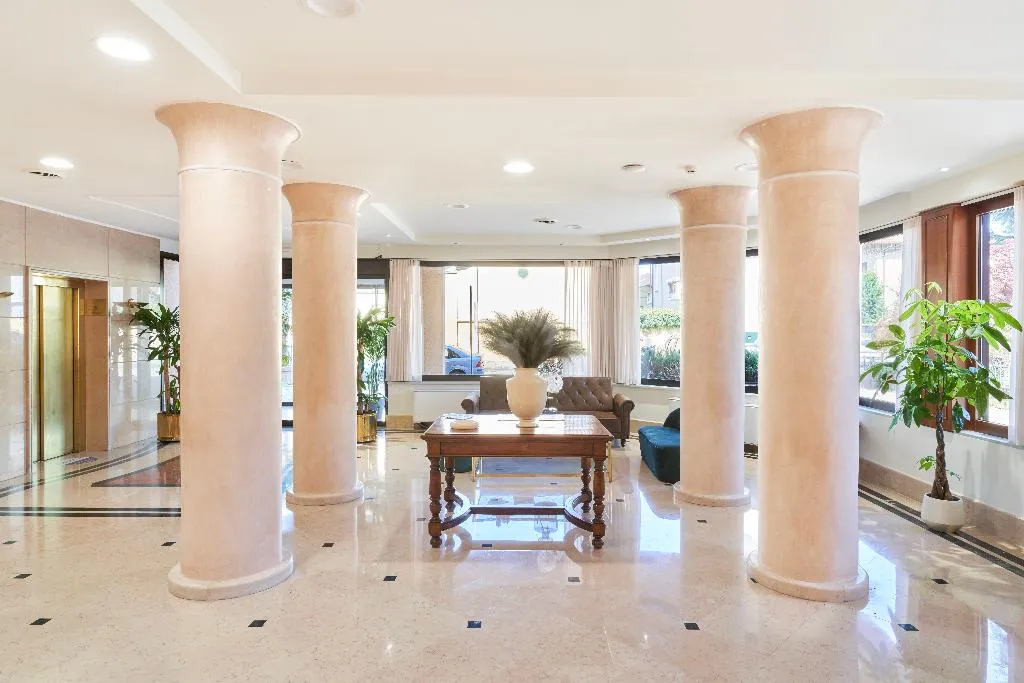 Lobby, Cyrano, Milan