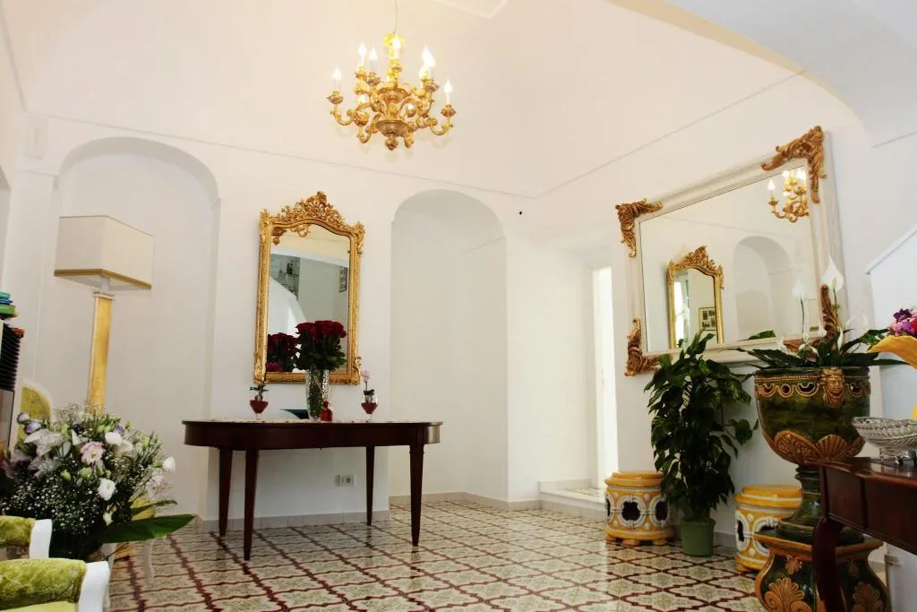 Lobby, Palazzo Pascal, Naples
