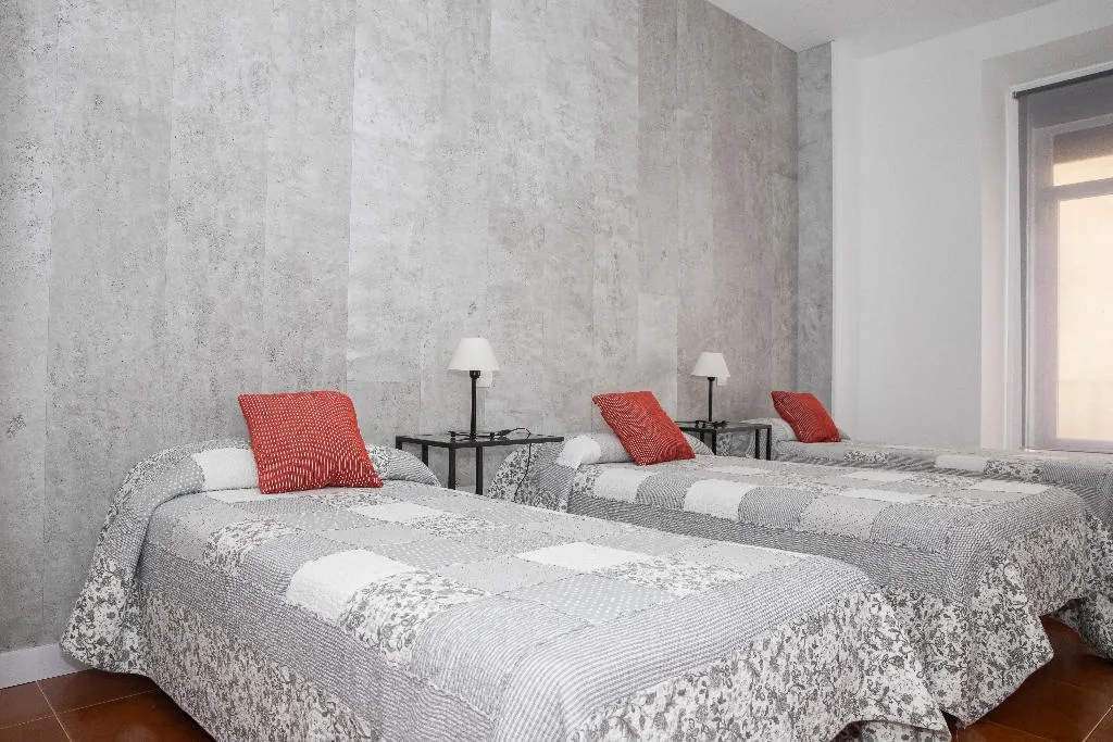 Room, Tokio, Madrid