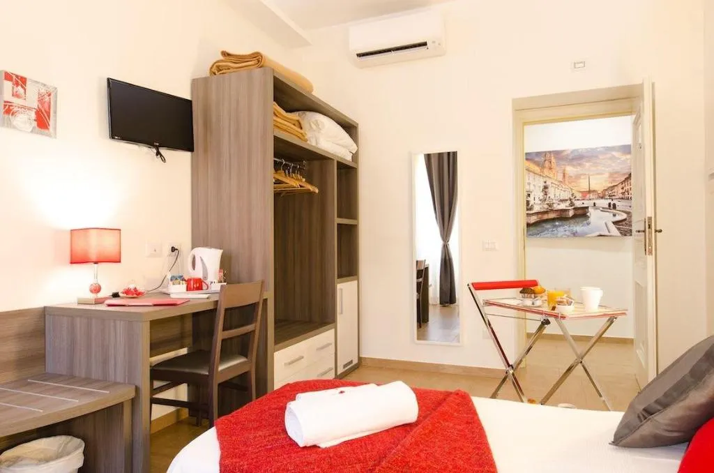 Room, Gemme Di Roma, Naples