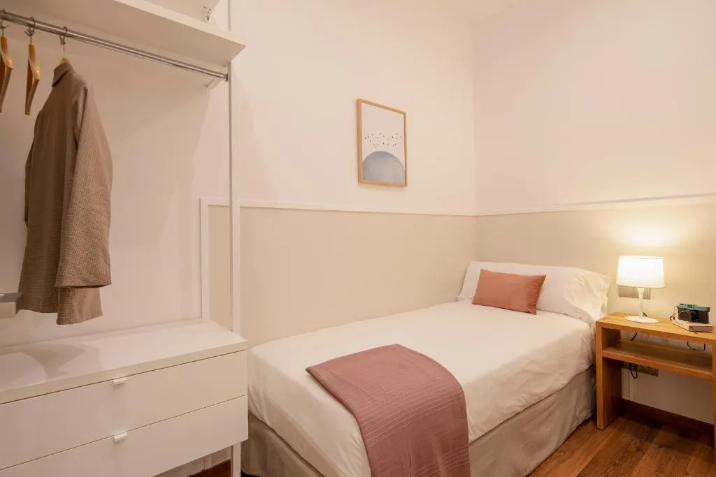 APARTMENT THREE BEDROOMS Room, Aspasios Market Balconies, Barcelona