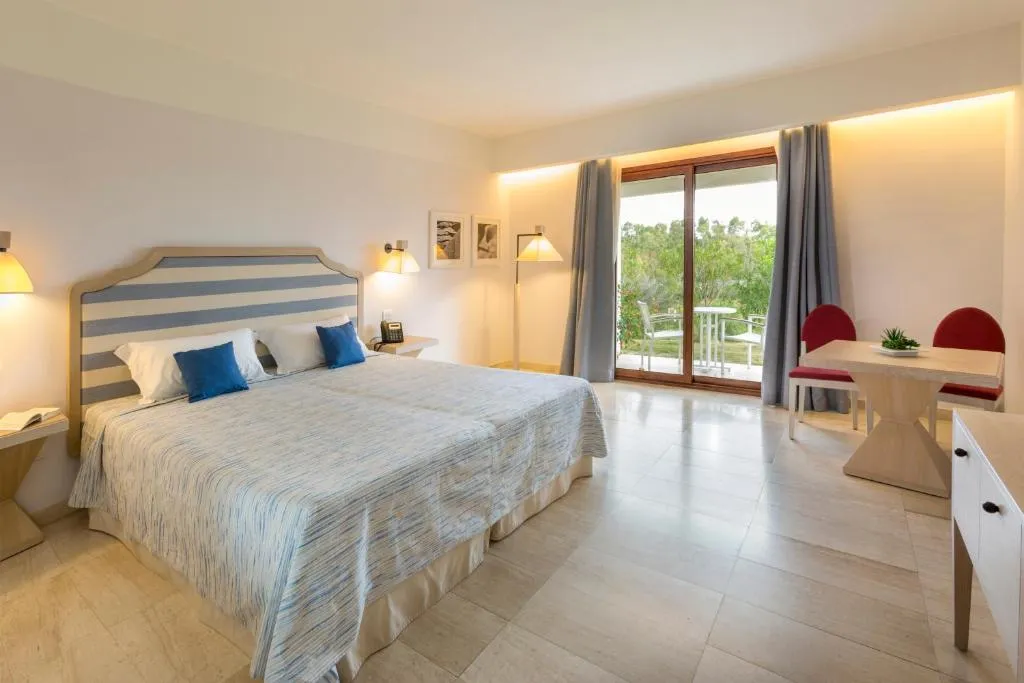 TRIPLE COMFORT Room, Grande Baia Resort & Spa, Olbia