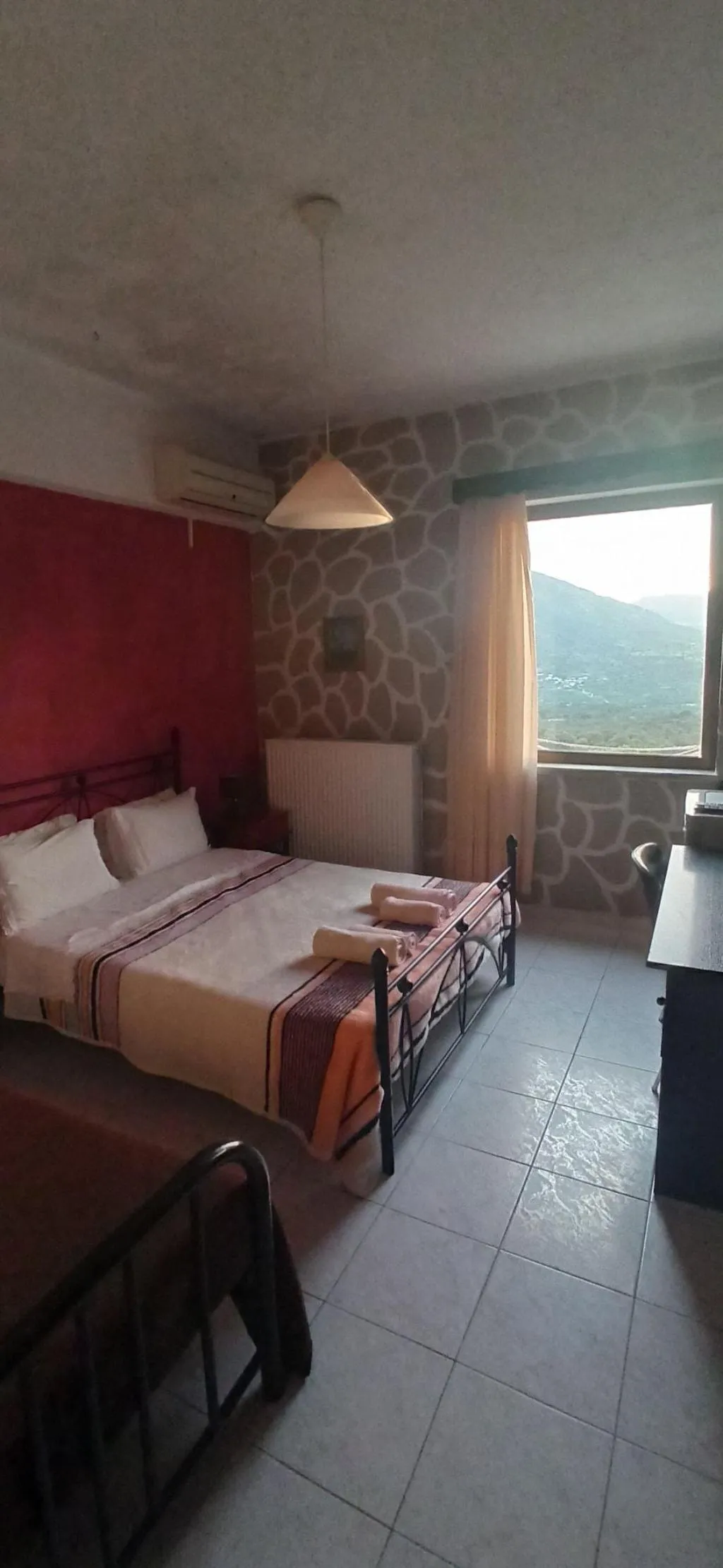 Room, Windy Place, Crete