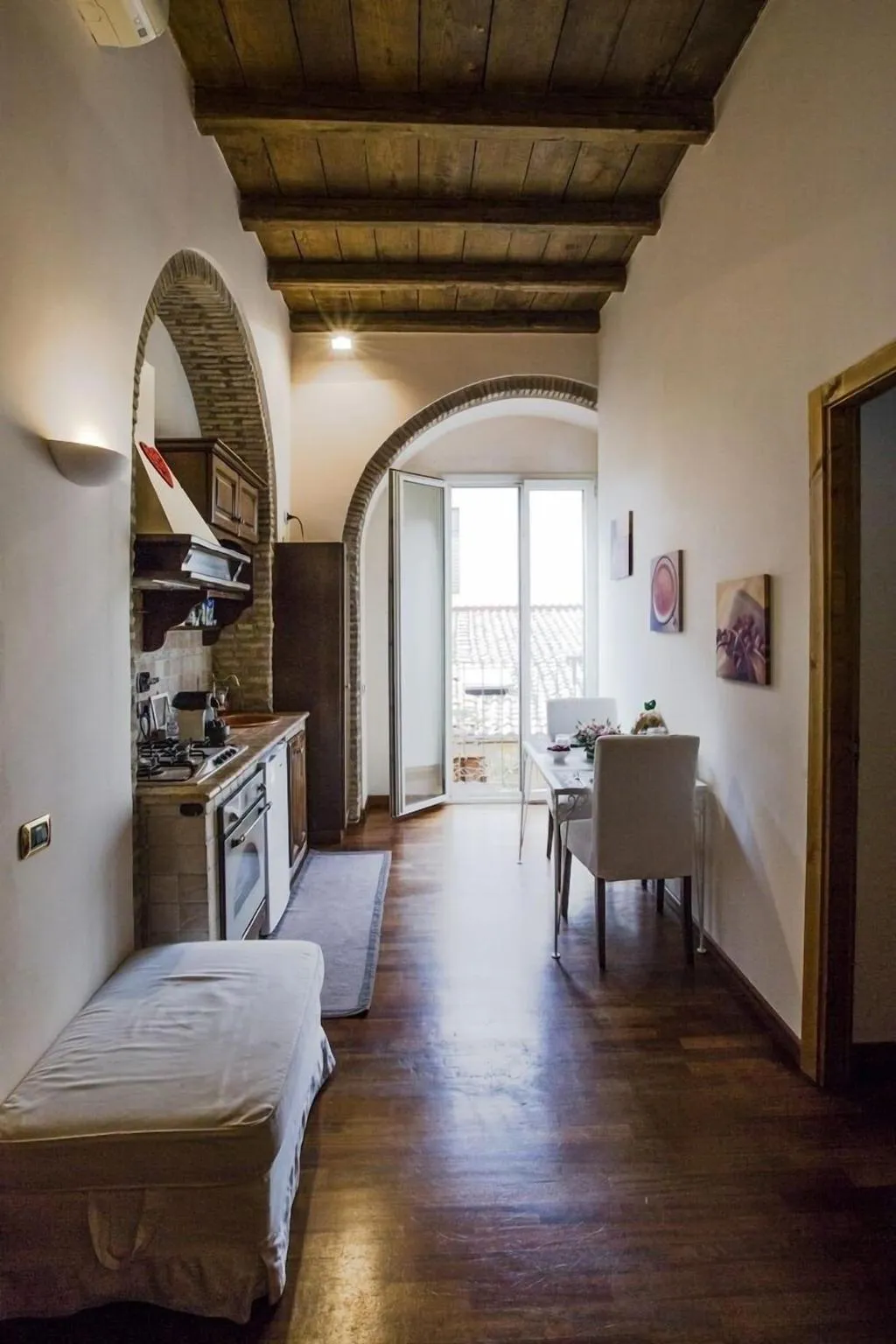 Room, Pettinary Village, Rome